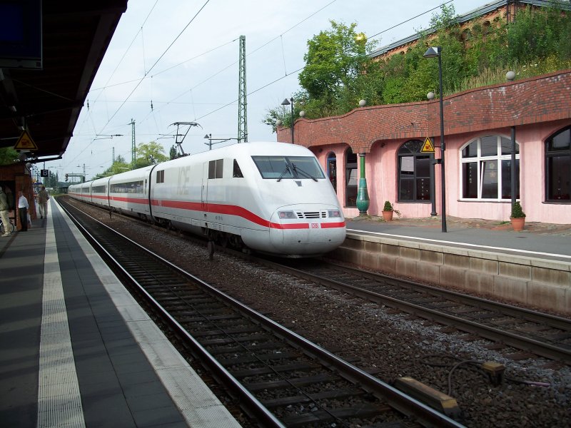 ICE 1 durchfhrt den Bahnhof Uelzen (26.7.2007)