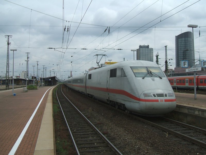 ICE 1  Geisenheim/Rheingau  mit Triebkopf 401 562-4
im Schub von Mnster(Westf.)nach Kiel,auf Gleis 10 in
Dortmund Hbf. 