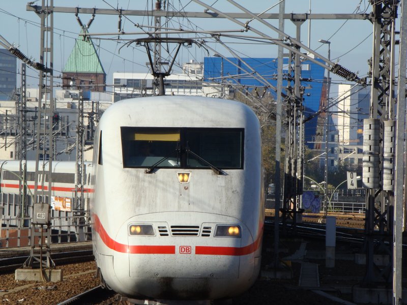 ICE 1 getauft auf den Namen  Lneburg  fhrt gerade aus Karlsruhe Hauptbahnhof in den Bahnhof Berlin Ostbahnhof am 31.10.2007 ein.