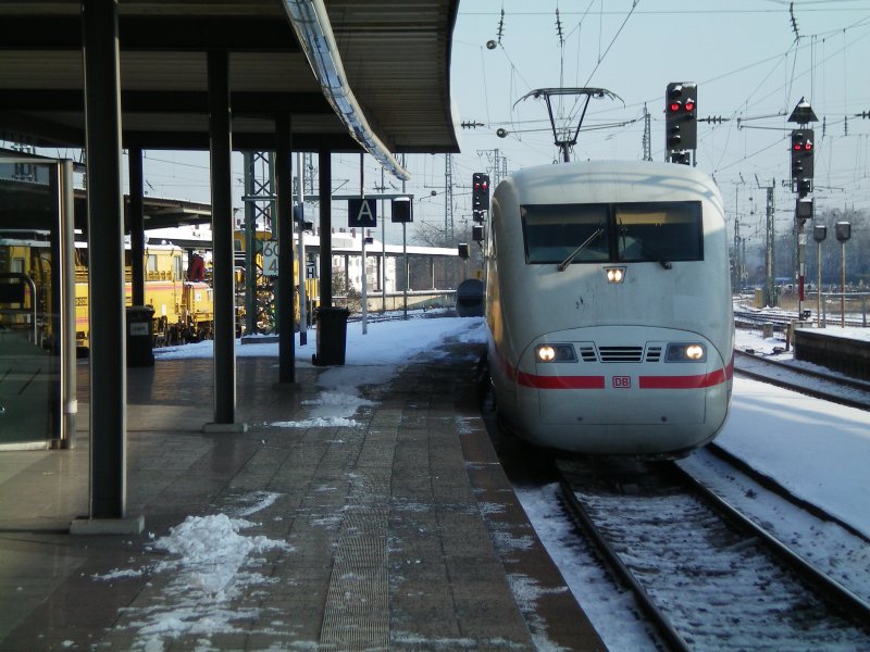 ICE 1 von Hamburg Altona nach Basel SBB hier bei der Einfahrt in Karlsruhe mit +37 am 07.01.2009