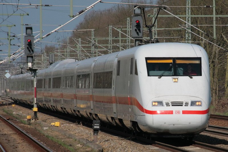 ICE 1 von Hamburg nach Berlin aufgenommen im Bf. Brahlstorf. 21.04.2008