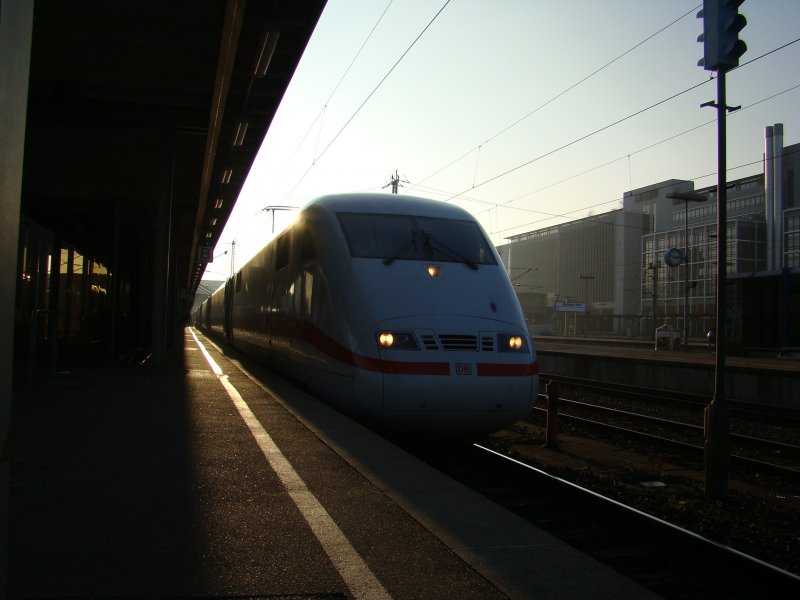 ICE 1  Hof  fhrt heute am 19.12.2007 um 14:51 Richtung Berlin Ostbahnhof ber Berlin Spandau. Man sieht das die Sonne bald unter geht.