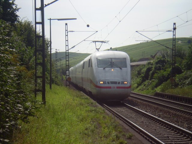 ICE 1 von Interlaken Ost nach Berlin Ostbhf. auf der fahrt in Richtung Freiburg durchfhrt Ebringen, wenige kilometer vor Freiburg.