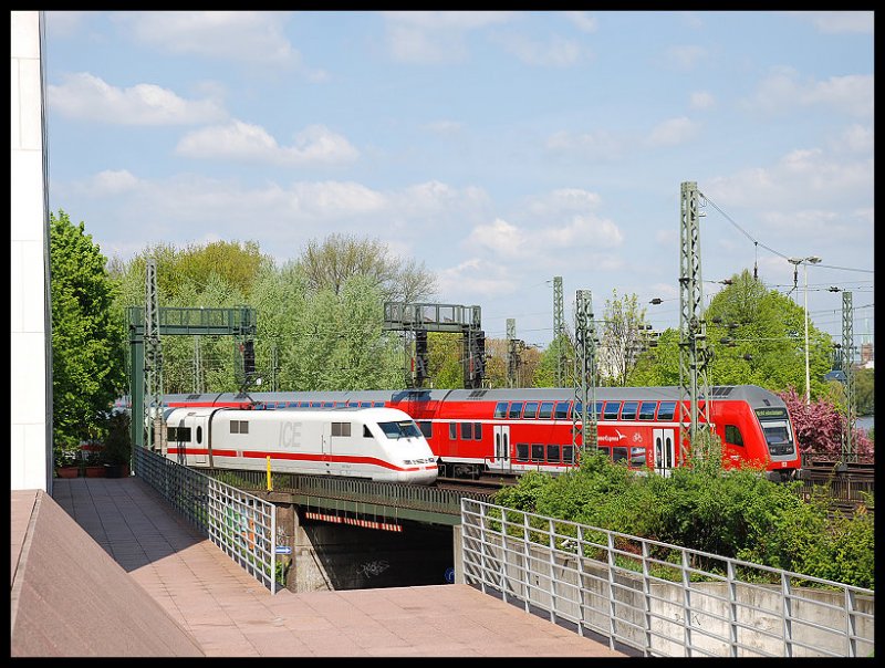 ICE 1 Mit ICE 789 Fhrt In Den Bahnhof Hamburg-Hbf Ein Ziel Ist Mnchen-Hbf.Daneben Steht Der RE.Wartend Zur Einfahrt Um Nach Rostock-Hbf Zufahren 04.05.08