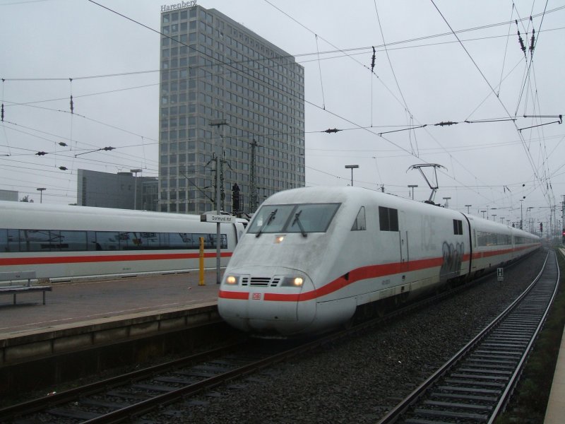 ICE 1 nach Kiel ,Einfahrt in Dortmund Hbf, dieser ICE fhrt
mit 2 TK , 1 Bord Restaurant, 11 Mittelwagen.(29.09.2007)