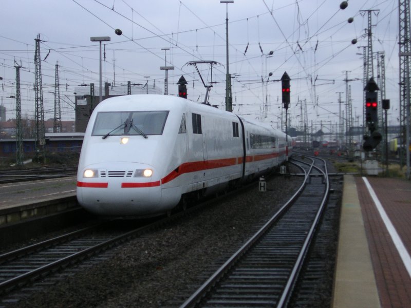 ICE 1  Osnabrck  mit TK 401 051-8 (frher bei ICE  Carl Wilhelm Rntgen ) voraus als ICE 926 Nrnberg-Kiel Hbf. bei der Einfahrt
im Dortmunder Hbf. auf Gleis 10.(06.02.2008)
Dieser TK 401 051-8 wird als Ersatz TK eingesetzt.