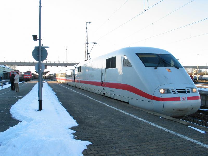 ICE 1 in Plattling mit Reiseziel Wien Westbahnhof. Er hat hier 45 min Versptung.