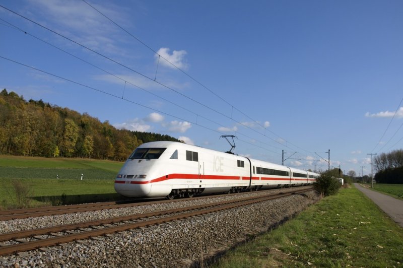 ICE 1 Zug durchfhrt an einem sonnigen Montag, den 20.10.2008 eine herbstliche Landschaft zwischen Mindelaltheim und Offingen. 