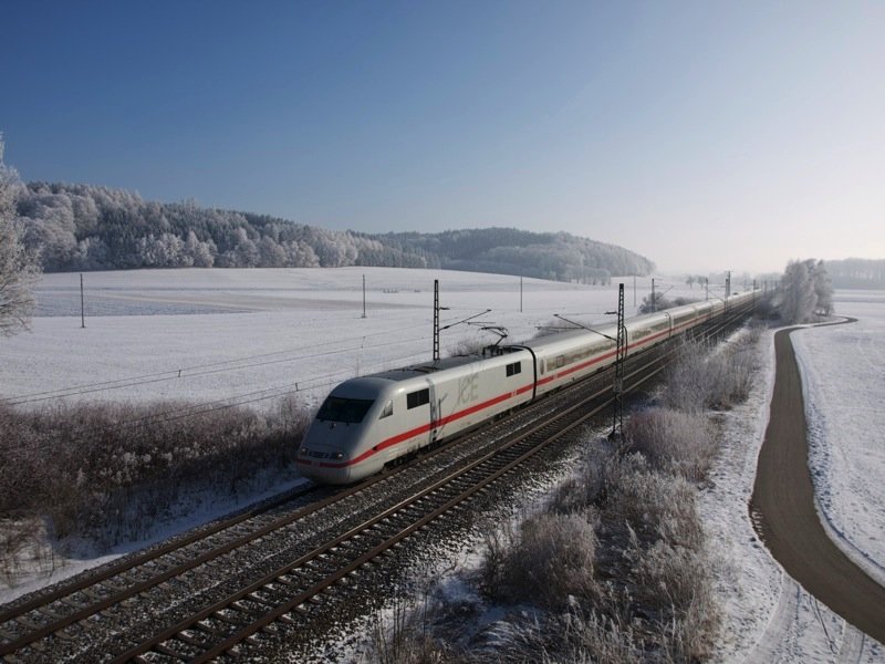 ICE 1 Zug in winterlicher Landschaft auf dem Weg in Richtung Ulm-Stuttgart, aufgenommen zwischen Mindelaltheim und Offingen am 12.01.2009