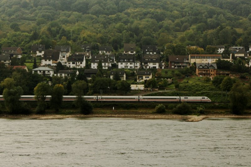 ICE 1026, Regensburg Hbf-Kiel Hbf fhrt hier den Rhein entlang, dem nchsten Halt in Koblenz entgegen, bei Trechtingshausen, 10.09.09