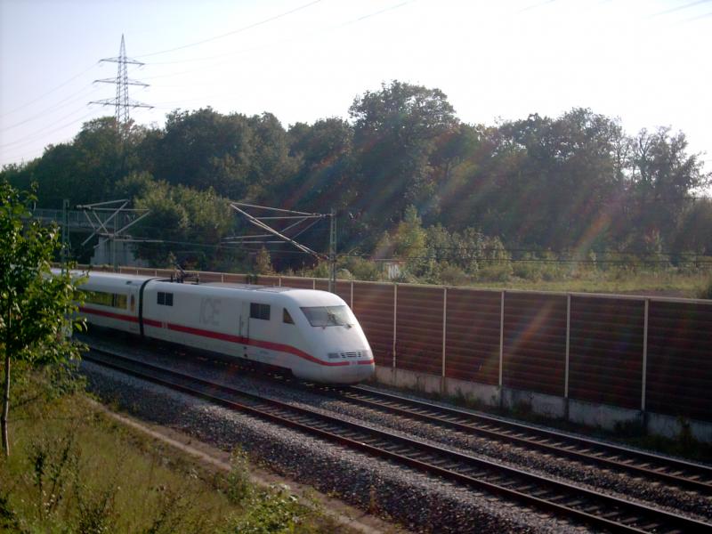 ICE von 109 von Berlin nach Innsbruck. Der ca. 250 km/h schnelle ICE 1 wurde bei Kilometer 13,6,am 4.09.2004 fotografiert.