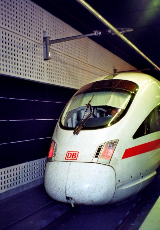 ICE 109 nach Mnchen Hbf. wurde gerade an Gleis 1 in Berlin Hbf. (tief) bereitgestellt und fhrt mit (+5) um ca. 13:05 los am 16.04.09.