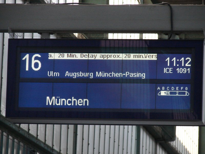 ICE 1091 nach M�nchen Hauptbahnhof mit 20 Minuten Versp�tung im Bahnhof Stuttgart Hauptbahnhof, am 03.10.2007.