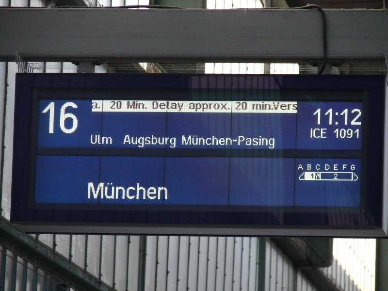 ICE 1091 nach Mnchen Hauptbahnhof mit 20 Minuten Versptung im Bahnhof Stuttgart Hauptbahnhof, am 03.10.2007.
