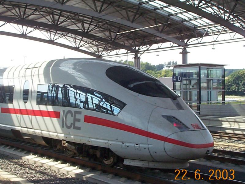 ICE 126  Frankfurt - Amsterdam. 403-009-1  Kln .Steht mit Schaden an der Traktion in Montabaur auf Gleis 2. 