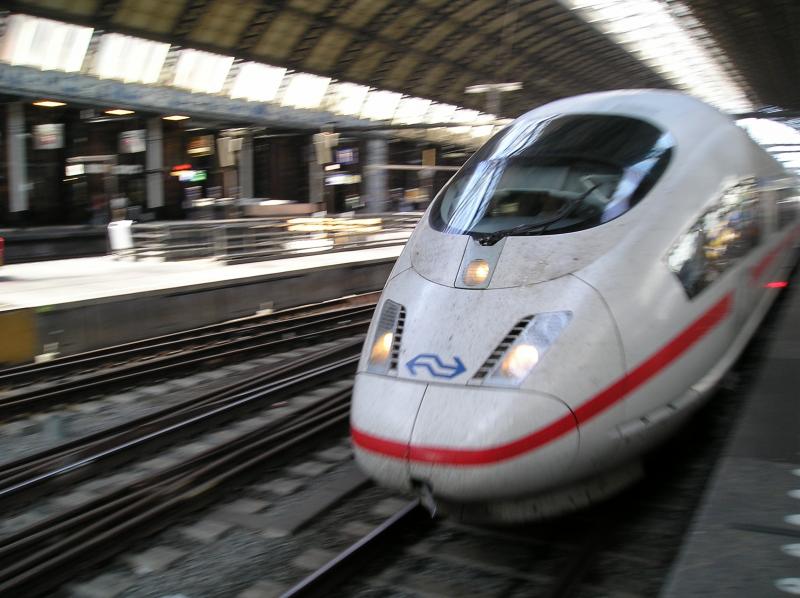 ICE 127 fhrt in Amsterdam C ein. Sie wird in wenigen Minuten nach Frankfurt/M abfahren.

Amsterdam Centraal, 14.07.2005