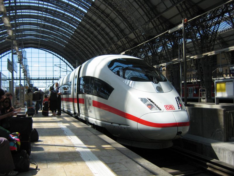 ICE 14 nach Bruxelles-Midi �ber Frankfurt Flughafen - K�ln - Aachen + ICE 124 International nach Amsterdam CS �ber Frankfurt Flughafen - K�ln - Duisburg stehen am 12.05.2008 in Frankfurt Hauptbahnhof,die Zugteile werden in K�ln Hbf getrennt