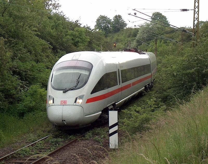 ICE 1501 am 25.05.04 bei Hohenweiden auf der KBS 588, die als Umleiterstrecke aufgrund von Bauarbeiten in Halle-Ammendorf diente.
