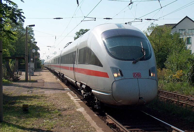 ICE 1501 fegte am 02.09.04 durch den Bahnhof Halle-Ammendorf um berpnktlich(ca. 10 min) in Halle(Saale) Hbf anzukommen.