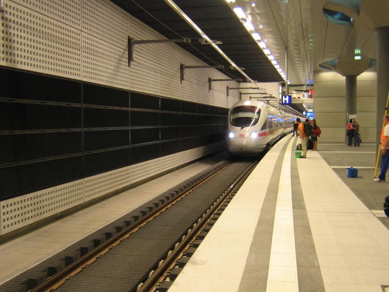 ICE 1518 von M�nchen nach Kiel, f�hrt gerade in Berlin Hauptbahnhof ein.