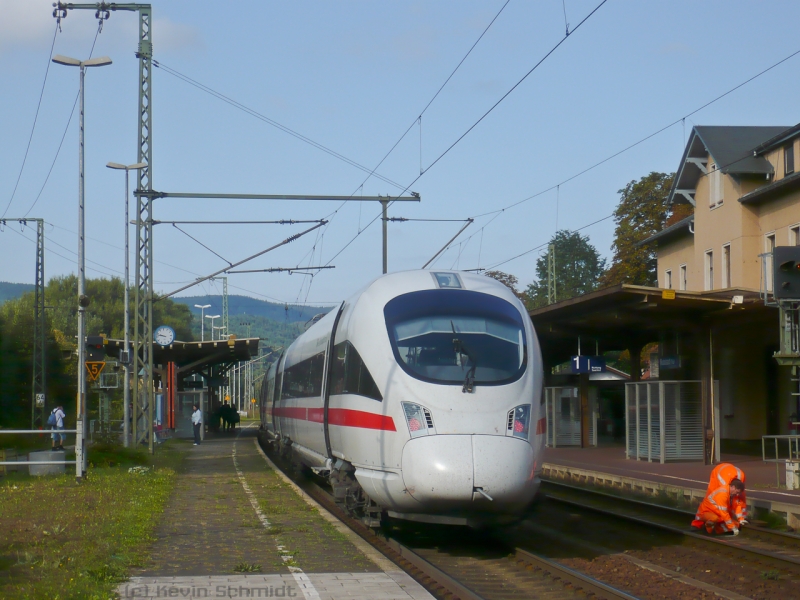 ICE 1565 konnte nach den Brandanschlägen in Saalfeld seine Fahrt nach Bamberg nicht mehr fortsetzen und musste in Rudolstadt (Thür) seine Fahrt beenden. Die Fahrgäste sind inzwischen mit SEV-Bussen nach Rudolstadt gebracht worden. Dieser ICE übernimmt nun die Leistung des ICE 1592 nach Berlin Gesundbrunnen als ICE 2808, da auch dieser natürlich ab Saalfeld nicht weiterfahren kann. (12.09.2009)