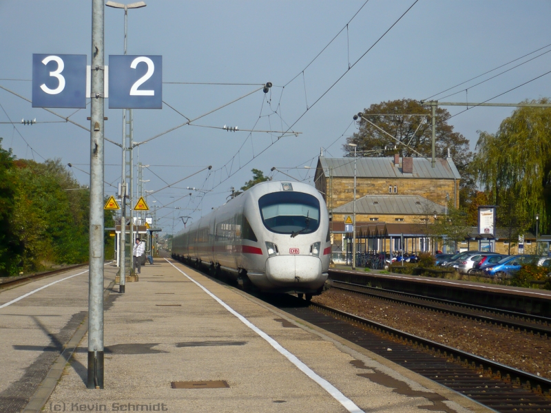 ICE 1711 durchfährt auf dem Weg nach München Hbf den Bahnhof Bad Staffelstein. (28.09.2009)