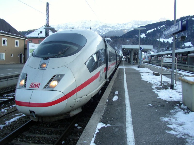 ICE 1828  Wetterstein  steht zur Abfahrt nach Dortmund Hbf in Garmisch-Partenkirchen bereit. 29.12.07