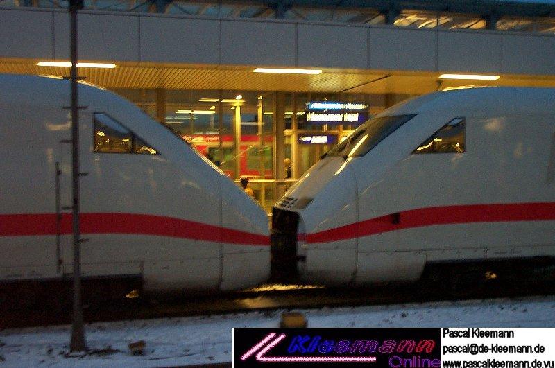 ICE-2  an der Schnauze zusammen geheftet  (Doppelzug) in der Abenddmmerung am 1. Februar 2003 im Hauptbahnhof Hannover. 