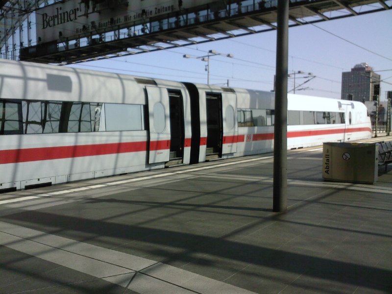 ICE 2 aus Aachen Hbf. sowie Bonn Hbf.(der hintere Zugteil) stehen im Berliner Hbf. zur Abfahrt nach Berlin Ostabahnhof bereit. Der Zug hatte wenige Minuten Versptung. (Von meinem Tripp nach Berlin, von dem noch mehr Fotos folgen werden.)