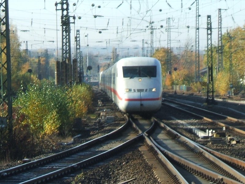 ICE 2 aus Kln/Bonn nach Berlin Ostbahnhof biegt gleich links
ab auf das Gleis 6 des Bochumer Hbf`s.(31.10.2007)