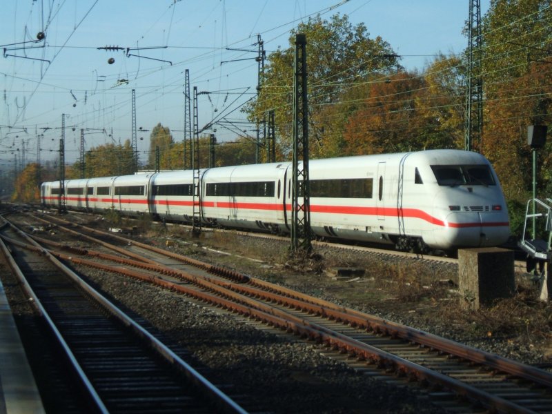 ICE 2  Bitterfeld  verlsst im sonnigen Abschnitt den Bochumer Hbf.in Richtung Essen.(31.10.2007)
