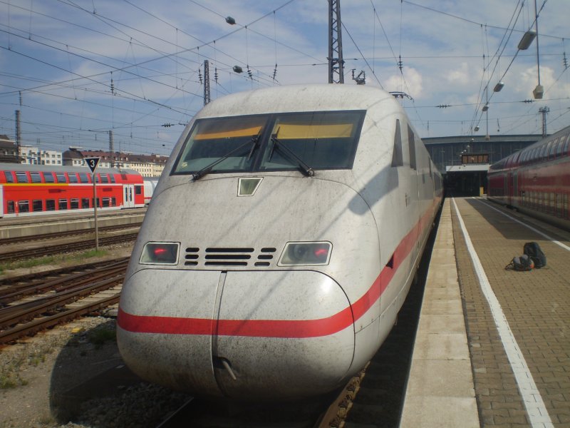 ICE 2  Bonn  steht abfahrbereit im Mnchener Hbf. 
27.8.07