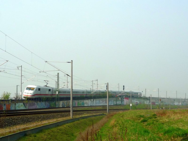 ICE 2 (Br 402) als ICE 549 Kln/Bonn-Flughafen - Berlin-Ostbahnhof auf dem berwerfungsbauwerk des Abzweigs  Kln Flughafen Nordwest . 14.04.09