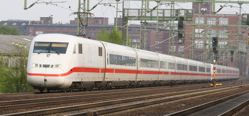 ICE 2 im Doppelpack bei der Ausfahrt aus dem Hannover Hbf. 04/2007