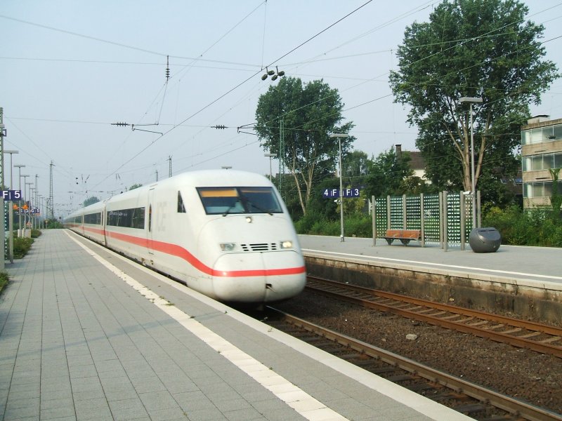 ICE 2  einugig  von Kln/Bonn-Flughafen nach Berlin Ostbahnhof,
bei der Einfahrt in Bochum Hbf.(25.08.2007)