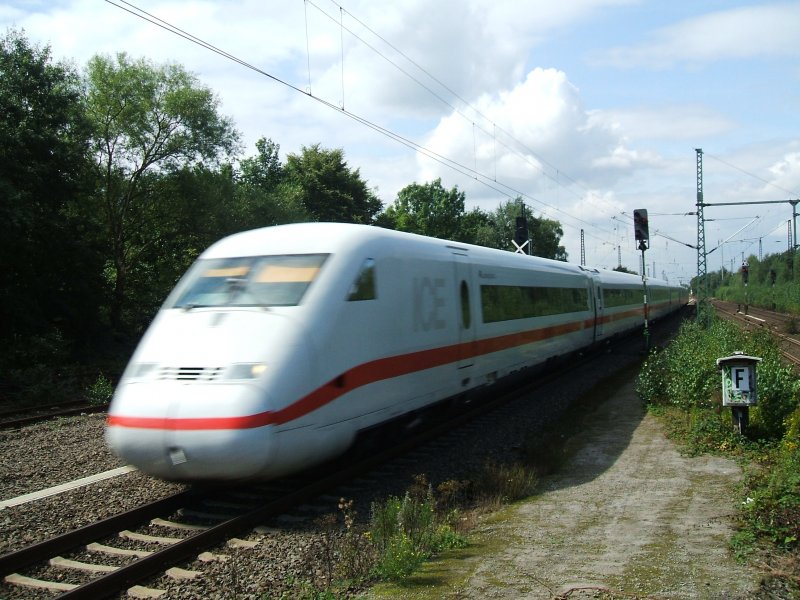 ICE 2 fhrt mit hoher Geschwindigkeit auf Gleis 4 durch den Bhf. Wattenscheid nach Berlin Ostbahnhof,nchster Halt ist Bochum Hbf.Das Gleis 4 in Richtung Bochum ist fr Regio-Halt und 
Durchfahrtsgleis fr den Fernverkehr.(18.08.2007)
