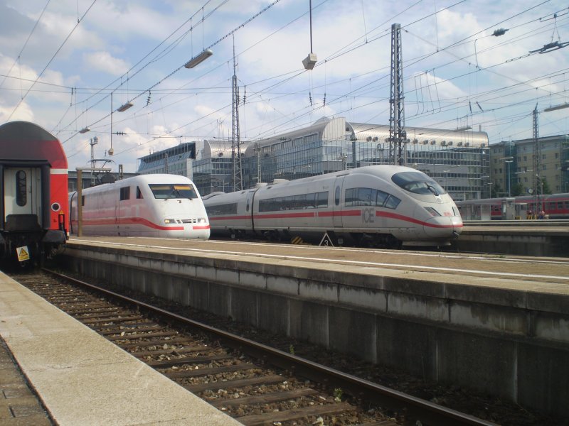 ICE 2 fhrt in Richtung Augsburg, ICE  Aachen  ist dagegen erst gerade aus Kln Hbf angekommen.
Mnchen Hbf  27.08.07
