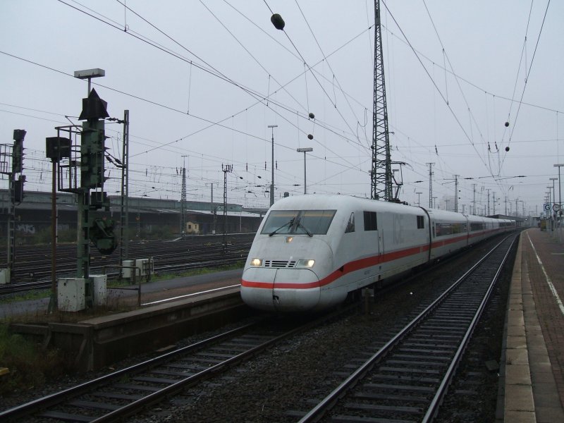ICE 2  Frankfurt/Oder  ,voraus TK 402 032-7 von Berlin Ostbahnhof nach Kln/Bonn Flughafen ,bei der Ausfahrt im Dortmunder Hbf.
(02.11.2007)