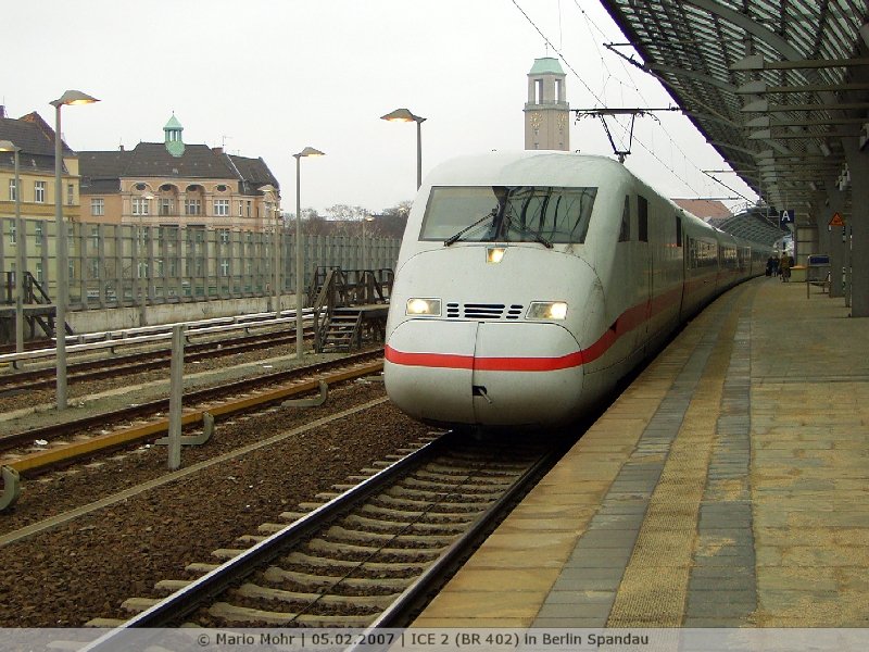 ICE 2 ins Ruhrgebiet fhrt gerade in den Bahnhof Berlin Spandau ein.