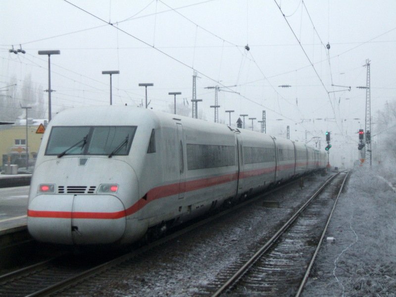 ICE 2 , Jterbog  von Berlin Ostbahnhof nach Kln/Bonn Flughafen,
in Bochum Hbf.Am Schlu der Steuerwagen 808 036.(20.12.2007)