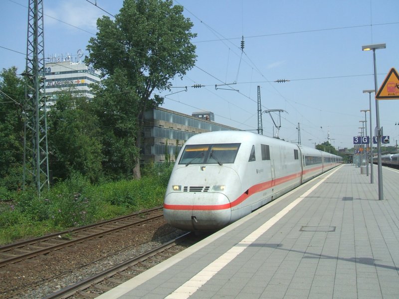 ICE 2  Magdeburg  mit TK 402 006-1 nach Kln/Bonn Airport fhrt
aus dem Bochumer Hbf. 