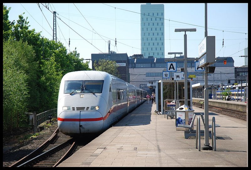 ICE 2 Mit ICE 587 Steht im Bahnhof Hamburg-Altona Zur Fahrt Nach Mnchen-Hbf ber Hannover-Hbf,Wrzburg-Hbf,Donauwrth,Augsburg-Hbf Bereit 11.05.08 