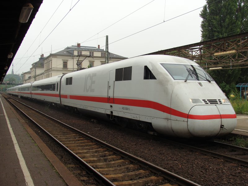 ICE 2 mit Triebkopf 402 028-5 nach der Taufe auf den Namen  Altenburg  im gleichnamigen Bahnhof. Dies war wohl das erste und letzte Mal, dass so ein Zug hier hlt. Fotografiert am 27.06.2009