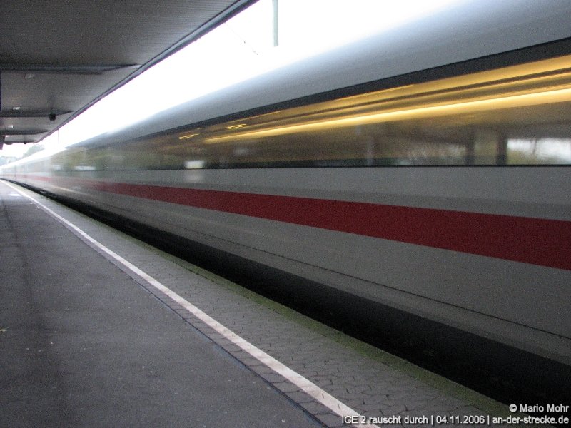 ICE 2 nach Berlin Ostbahnhof rauscht gerade mit Tempo 160 durch Bad Oeynhausen.