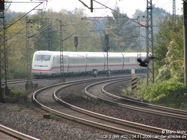 ICE 2 Richtung Ruhrpott fuhr vor kurzem durch Porta Westfalica.
Mit auf das Bild geschlichen hat sich ein Vogel ;-)
