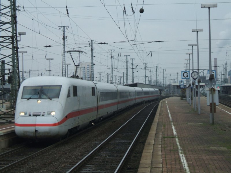 ICE 2  Stendal  aus Berlin Ostbahnhof fhrt pnktlich aus
Dortmund Hbf. ab nach Kln/Bonn Flughafen.(15.11.2007)