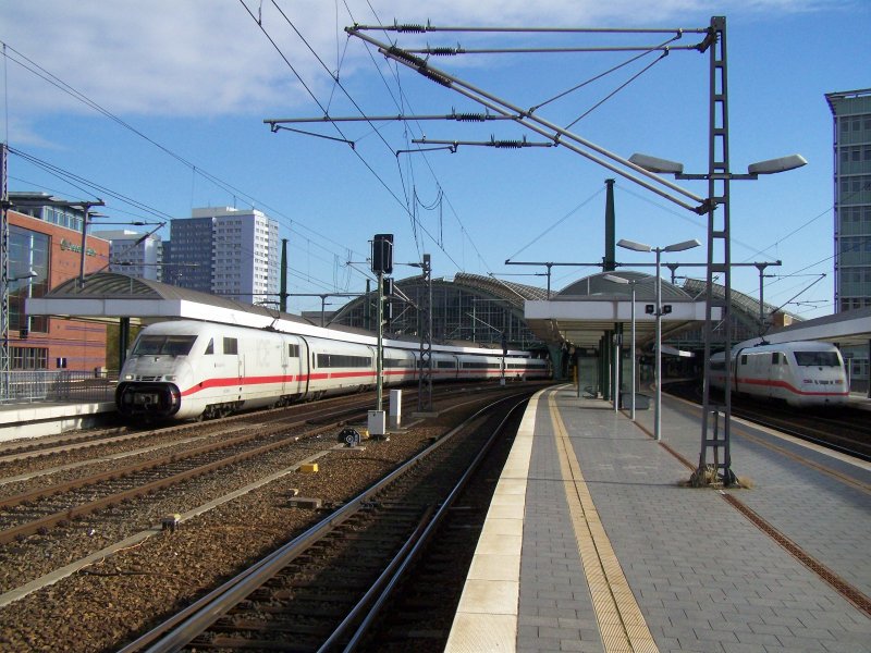 ICE-2 Treff in Berlin-Ostbahnhof. Links - ICE-2 nach Kln/Bonn-Flughafen und Kln Hbf. Rechts - ICE-2 aus Kln/Bonn-Flughafen und Kln Hbf. Aufgenommen am 31.Oktober 2007