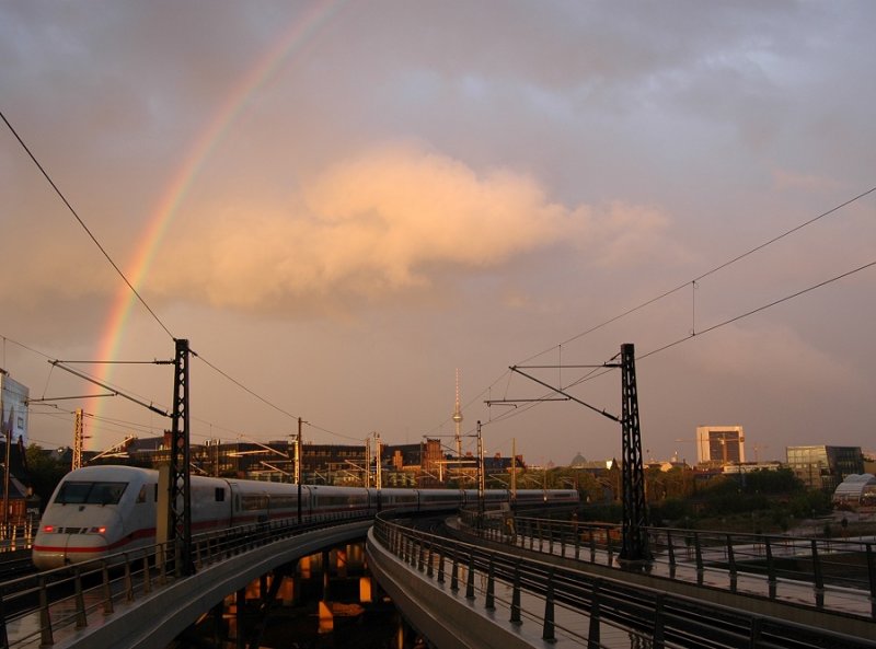 ICE 2 (Tz210) verlt Berlin Hbf in Richtung Berlin Ostbahnhof. (ICE 943, 12.05.07)