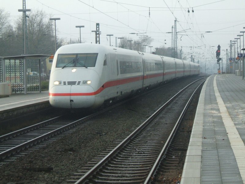 ICE 2 ,voraus der Steuerwagen 808 025-1 nach Berlin Ostbhf.
bei der Einfahrt im Bochumer Hbf.(23.12.2007)