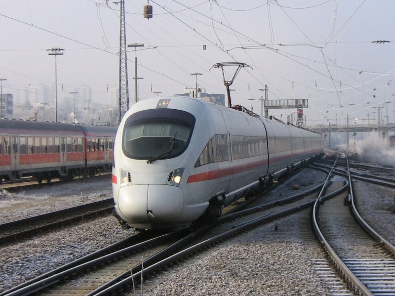 ICE 23 fhrt am 21.12.2007 in Regensburg ein. 